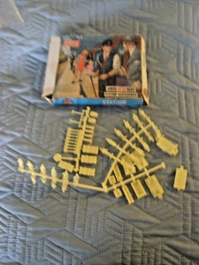 Airfix Figures "Station Accessories" On Stalks, 52 Items of 55 On Box, Unpainted - Picture 1 of 2