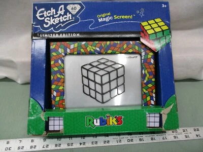 Grabado Un Boceto Pantalla Mágica Cubo Rubix Puzzle Tablero de Dibujo 60 Aniversario Foto 1 de 3