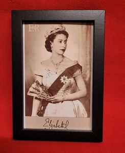 YOUNG QUEEN ELIZABETH II RARE FRAMED SIGNED 8 x 6 PHOTO PRINT 2 CLEAR SALE £12 - Picture 1 of 1