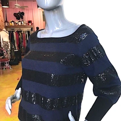 Suéter de lana a rayas con lentejuelas ALICE + OLIVIA en azul marino/negro usado en excelente estado/talla M Foto 1 de 4