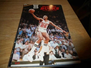 Milwaukee Bucks 1985/86 Media Guide - DSCN3456 - Picture 1 of 1