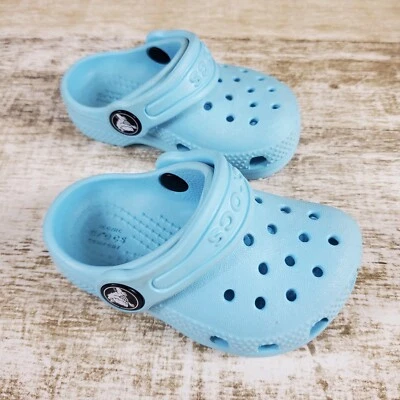 Zuecos Crocs clásicos para niños talla 4 C4 azul goma punta redonda zapatos sin cordones Foto 1 de 4