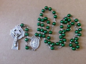 Schöne St Patrick Pray for Us grüne Glasperlen keltrisches Kruzifix. Rosenkranz - Bild 1 von 4