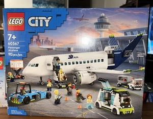 LEGO City Passagierflugzeug Set - 913 Teile Bauset für Kinder - Alter 7+ - Bild 1 von 7