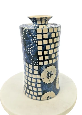 Jarrón estampado en bloques Jamie Young hecho a mano cerámica azul y natural hecho en Vietnam Foto 1 de 4