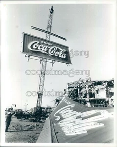 1984 Press Photo Crane Salvages Huge Enjoy Coca Cola Sign Boston - Picture 1 of 2
