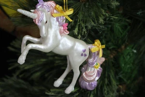 Hallmark Keepsake Magnífico Unicornio Árbol de Navidad Adorno 2022 - Imagen 1 de 2