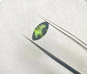 1.02 CTS TURMALINA CORTE MARQUESA VERDE NATURAL SIN TRATAR, 10 X 5 MM - Imagen 1 de 3