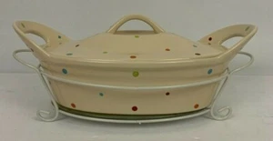 Plato para hornear ovalado Temptations By Tara Cream Poka Dot 2,5 cuartos con tapa estante remache - Imagen 1 de 7