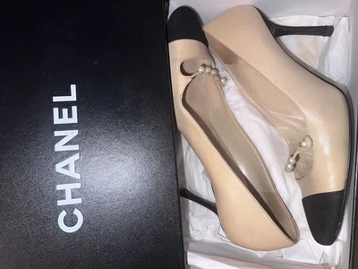Chanel Classic Spectator Bombas Beige con Gorra de Gamuza Negra Puntera y PERLAS 38.5 de ancho Foto 1 de 4