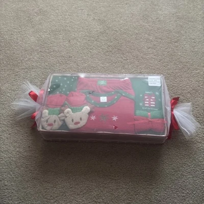 Juego de regalo de 8 piezas babyGear "Mi primera Navidad". Conjunto (3/6 meses), zapatillas, cesta Foto 1 de 4