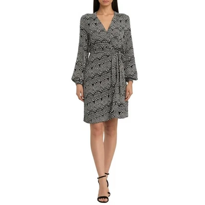 Mini vestido Bar III preto branco padrão geométrico gola V envoltório moderno chique boho P - Imagem 1 de 4