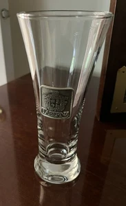Vaso de cerveza Taberna Pilsner 10 onzas escudo de metal 7 pulgadas de alto - Imagen 1 de 6