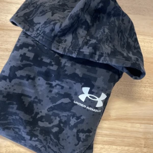 EUC Boys Under Armour Camo Hoodie - Picture 1 of 5