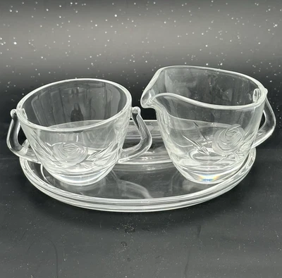 Crema y azucarero Fostoria Crystal ROSE con asas grabadas en bandeja Foto 1 de 3
