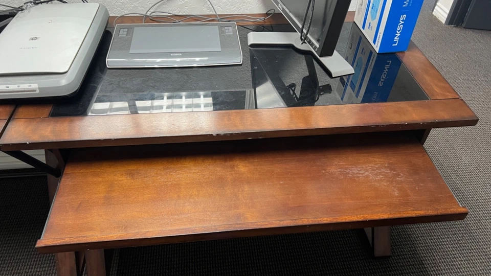 Деревянный и стеклянный компьютерный стол — отличное состояние — твердый и стильный — ТОЛЬКО стол - Изображение 1 из 2