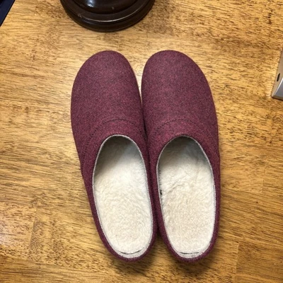 Merrell Women's Size 8. 5 Clogs Wool-lined Slip-On Shoes. Berry Color - Image 1 of 3