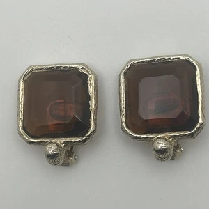 Orecchini Vintage Kramer Vetro Marrone Tono Oro Clip Quadrata Firmati Indietro Aperto - Foto 1 di 7