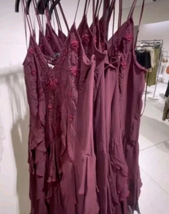 NEW ZARA SS25 ZW COLLECTION EMBROIDERED ASYMMETRIC BURGUNDY DRESS 6895/049/606 - Imagen 1 de 9
