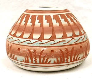 Vaso ceramica graffito Navajo intagliato a mano Carol Johnson piuma d'aquila argilla rossa - Foto 1 di 6