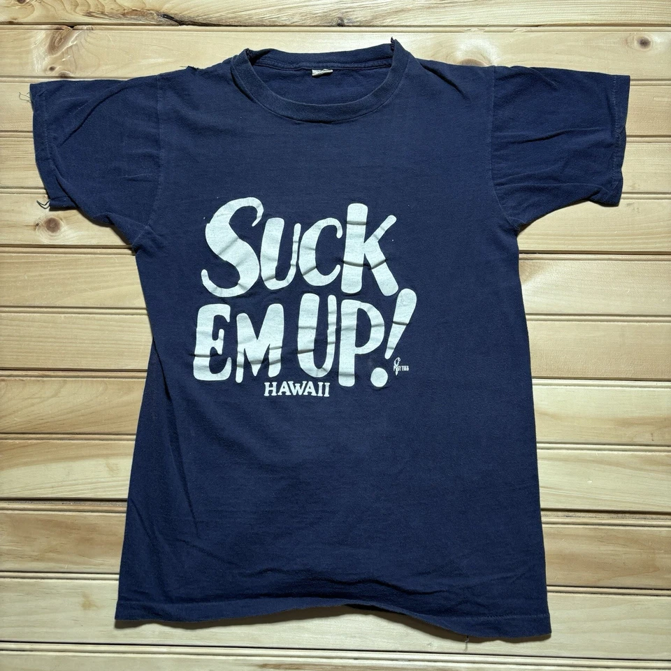 Camiseta De Colección Años 70 80 Mai Jau Suck em Up Hawaii Estilo Hawaiano Poli Talla S/M Foto 1 de 4