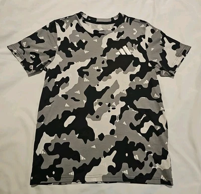 阿迪达斯男孩 10/12 码 T 恤灰色/黑色/白色迷彩二手状况完好 — 第 1/4 张图片