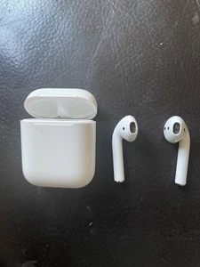 Apple AirPods 2nd Generation White - Picture 1 of 4
