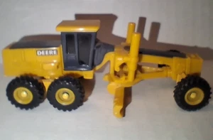 ERTL JOHN DEERE road grader DIECAST Plastic 1/64 SCALE MODEL " VINTAGE " - Picture 1 of 8