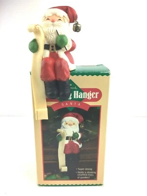 Soporte para colgador de medias Hallmark Santa 1984 Santa sosteniendo larga lista vintage Foto 1 de 4