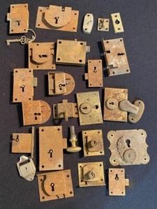 VINTAGE LOT OF ASSORTED DOOR LOCKS - Picture 1 of 1