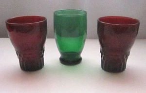 VINTAGE ANCHOR HOCKING GROUP OF 3 JUICE GLASSES ROYAL RUBY FOREST GREEN 1950'S - Picture 1 of 5