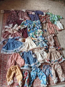 Vintage Puppenkleidung Konvolut; handgefertigte Kleider, Bloomers, Strampler 23 Teile - Bild 1 von 10