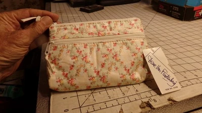 Bolsa de Maquillaje de Viaje Diane Von Furstenberg (DVF) Acolchada Floral Rosa Estuche de 3 Secciones Foto 1 de 4