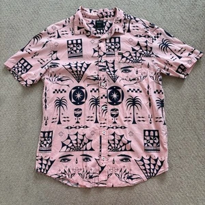 Camisa RVCA All Over Print Manga Corta Botón Rosa Calce Regular Para Hombre Talla Grande” - Imagen 1 de 6