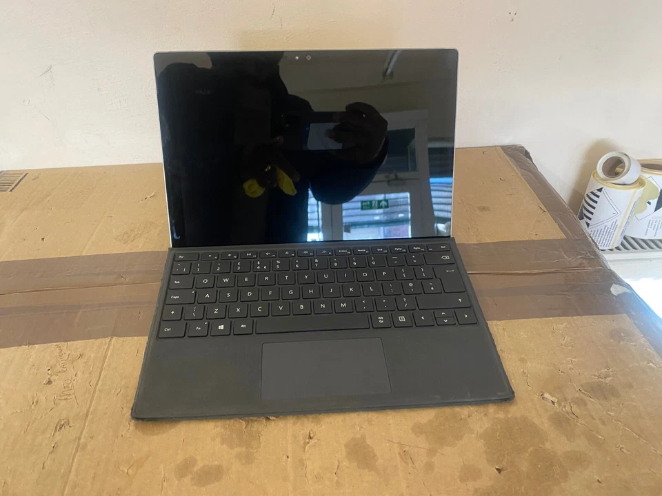 Microsoft Surface Pro 4 - Intel Core i7 6650U 2.2GHz, 8GB RAM, 256GB SSD - Image 1 of 4