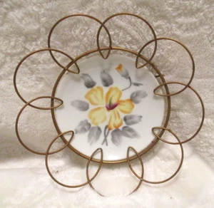 Piccolo piatto vintage~anni '50 dipinto a mano con cornice a fiori in metallo~6,5" di diametro - Foto 1 di 9