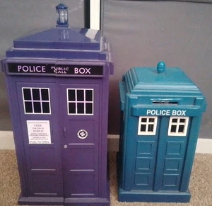 Doctor Who Dr Who Tardis Money Box Card Storage Tardis And 100 Postcards Set - Foto 1 di 20