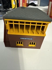 OO Gauge Triang R61 GRANTHAM Signal Box Without Chimney Boxed - Picture 1 of 11
