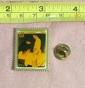 Vintage Freedom From Fear Norman Rockwell 50 Cent USA Briefmarke USPS Anstecknadel - Bild 1 von 3