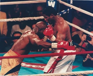 EVANDER HOLYFIELD vs. RI1DDICK BOWE 10x8 ACTION FIGHT PHOTOGRAPH - Picture 1 of 2