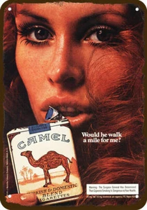 1973 Sexy rothaarige Frau raucht CAMEL Zigaretten Vintage-Look DEKORATIVES REPLIKAT METALLSCHILD - Bild 1 von 1