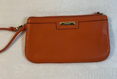 Muñequera sin asas Nine West imitación cuero naranja cremallera estampado animal dorado ENVÍO GRATUITO Foto 1 de 4