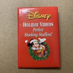 Vintage Disney Urlaubsvideos perfekte Strumpfwaren! Movie Promo Pin Button - Bild 1 von 2