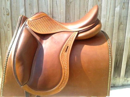 Selle en cuir sculptée outillage fait main neuve de dressage tout usage taill... - Photo 1/1