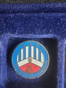 Huddersfield Town Fc Vintage Pin Badge - Picture 1 of 1