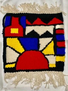 DE COLECCIÓN FIBRA ARTE LANA AGUJA/TELAR TRABAJO: SOL, CASA Y MONTAÑAS 14" X 10,5" c1980 g - Imagen 1 de 8