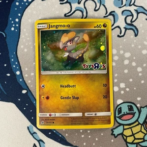 Jangmo-o 75/111 Toys R Us Promo Stamped Holo Rare Pokemon Card 2017 NM - Picture 1 of 3