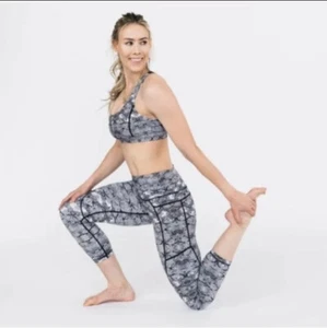 Zyia Active Cobra Metallic Pocket Light n Tight Hi-Rise Capri Leggings Size 8-10 - Picture 1 of 9