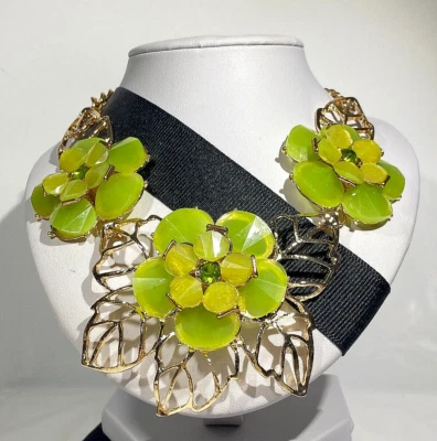 COLAR DECLARAÇÃO OURO FLOR VERDE LINDO BETSEY JOHNSON - Imagem 1 de 4