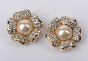 Vogue Bijoux Gold Tone Pearl Rhinestone Flower Clip Earrings Signed Vintage - Picture 1 of 8
